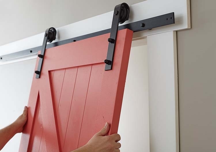 Двери на роликах: система для откатных полотен, межкомнатные перегородки, фото в интерьере
